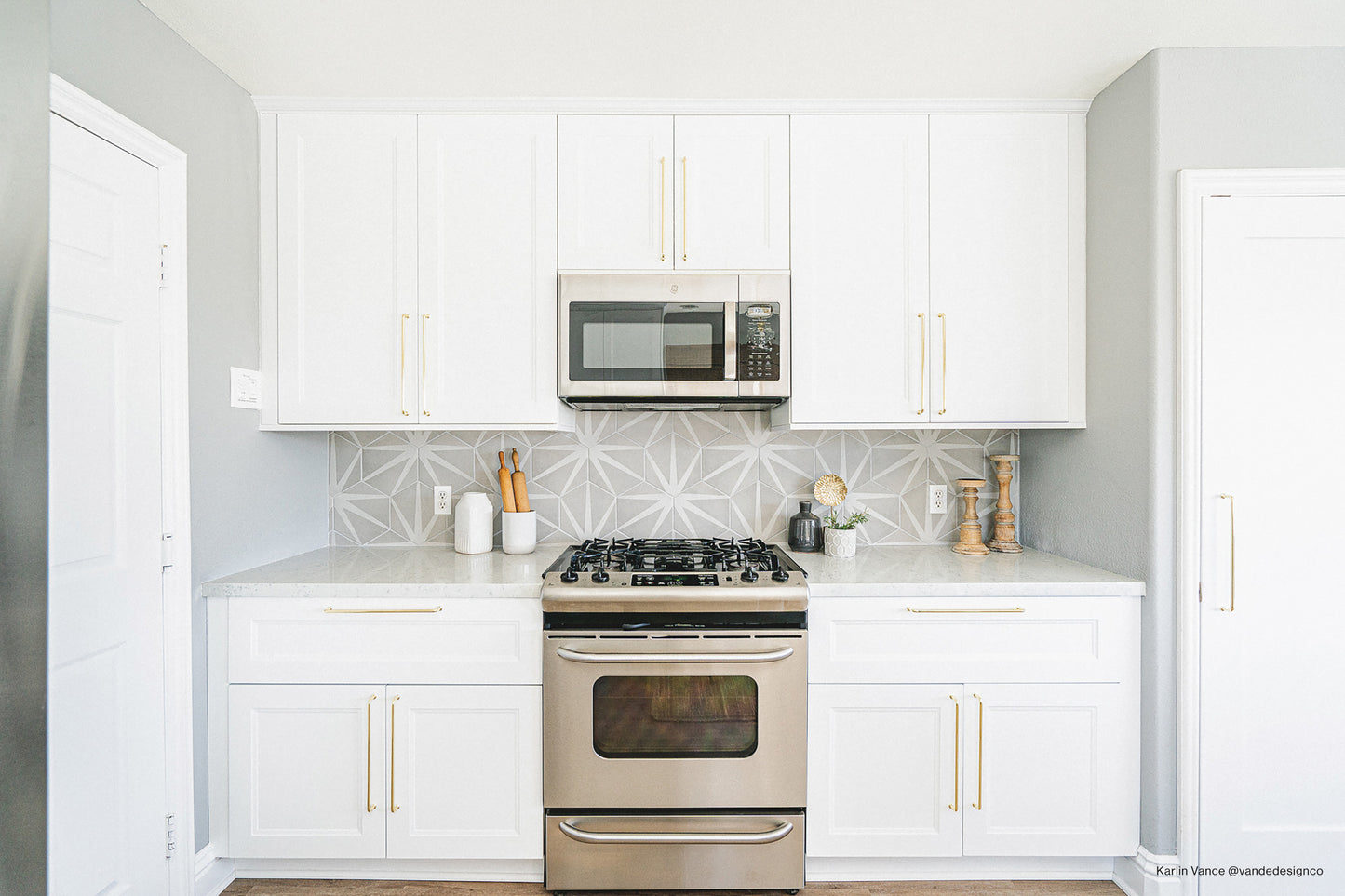 Simplistic, modern kitchen with decorative hexagon backsplash tile in the style Stella