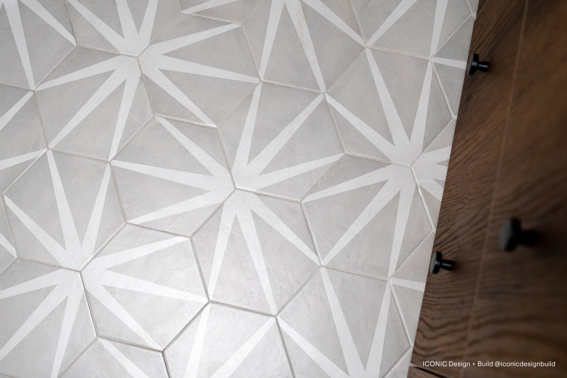 Floor application example of the decorative hexagon tile in the style Stella. 