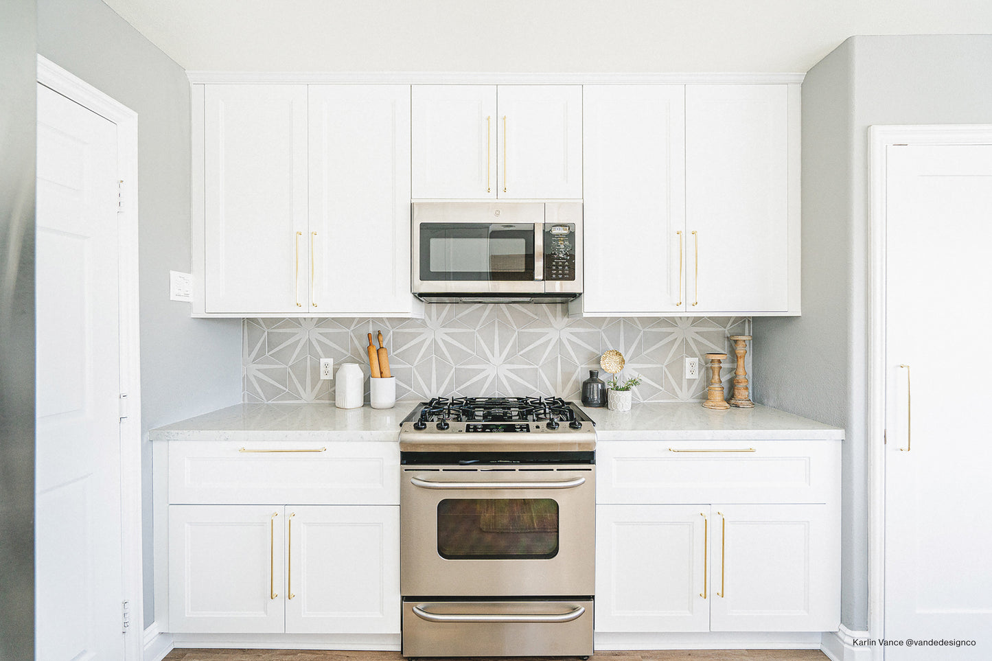 Simplistic, modern kitchen with decorative hexagon backsplash tile in the style Stella 